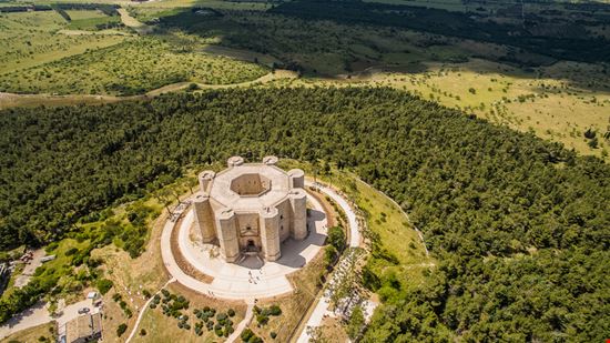 Castel del Monte La fortezza ottagonale Shutterstock.com 